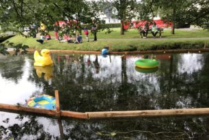 Traditionelles Wasserradfest mit Entenrennen