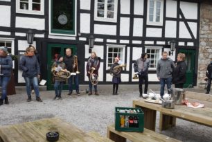 Jugendorchester Alme spielt im Dorf