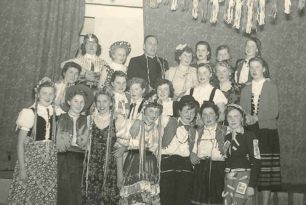 C:\Users\NB1\Pictures\ALME-Fotoarchiv\alte Fotos\Weiberfastnacht_Brunen_Saal_1955.JPG