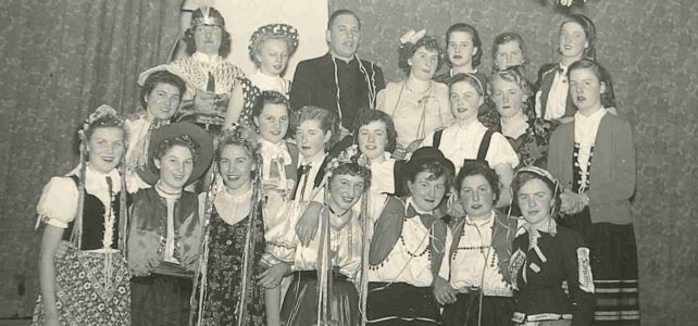 Fastnacht früher… C:\Users\NB1\Pictures\ALME-Fotoarchiv\alte Fotos\Weiberfastnacht_Brunen_Saal_1955.JPG