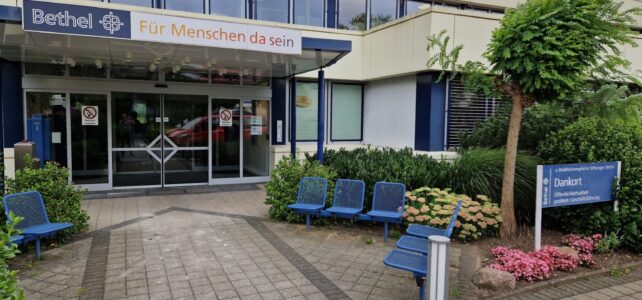 Erste Briefmarken übergeben
