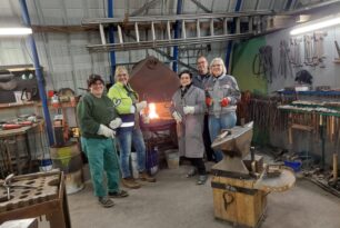 Landfrauen schmieden Gartenstecker