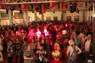 Ein Bild, das Kleidung, Person, Frau, Tanz enthält. KI-generierte Inhalte können fehlerhaft sein.