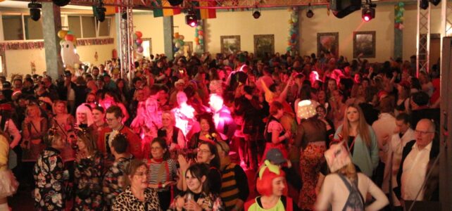 Ein Bild, das Kleidung, Person, Frau, Tanz enthält. KI-generierte Inhalte können fehlerhaft sein.