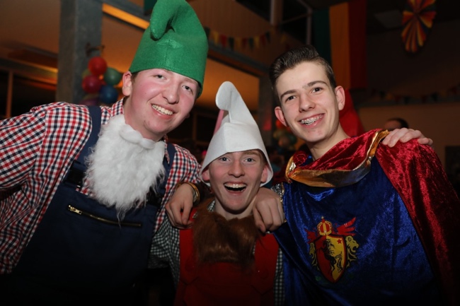 Ein Bild, das Menschliches Gesicht, Person, Lächeln, Kleidung enthält.

KI-generierte Inhalte können fehlerhaft sein.