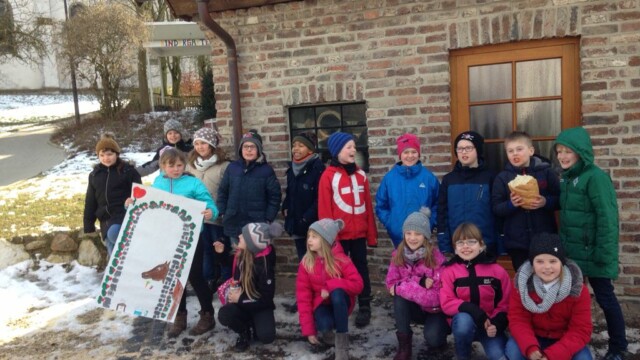 Brotbacken im Madfelder Backhaus-Komm.kinder am 3.3.18