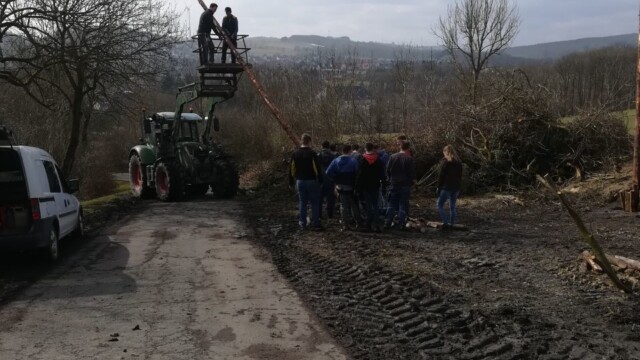 Aufbau des Osterfeuers (Karfreitag)