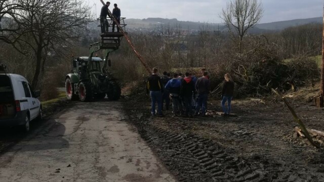 Aufbau des Osterfeuers (Karfreitag)