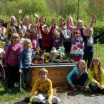 Grundschulkinder bekommen ein Hochbeet geschenkt (April 2018)