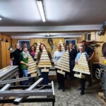 Landfrauen gestalten Tannenbäume aus Holz im November