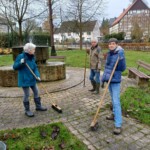 Das Brunnenteam reinigt die Mahlsteine