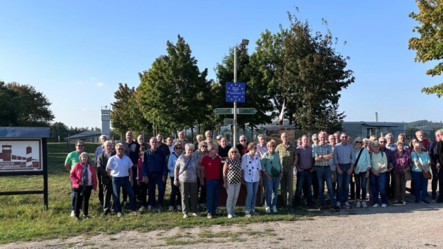 Ein Bild, das draußen, Himmel, Baum, Person enthält. Automatisch generierte Beschreibung